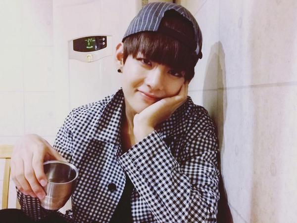 tkk_island's tweet photo. Quando o Taehyung ficou bêbado pela primeira vez e postou tudo no twitter, inclusive a selca Taekook mais icônica de todas https://t.co/Emqn2DF2l0