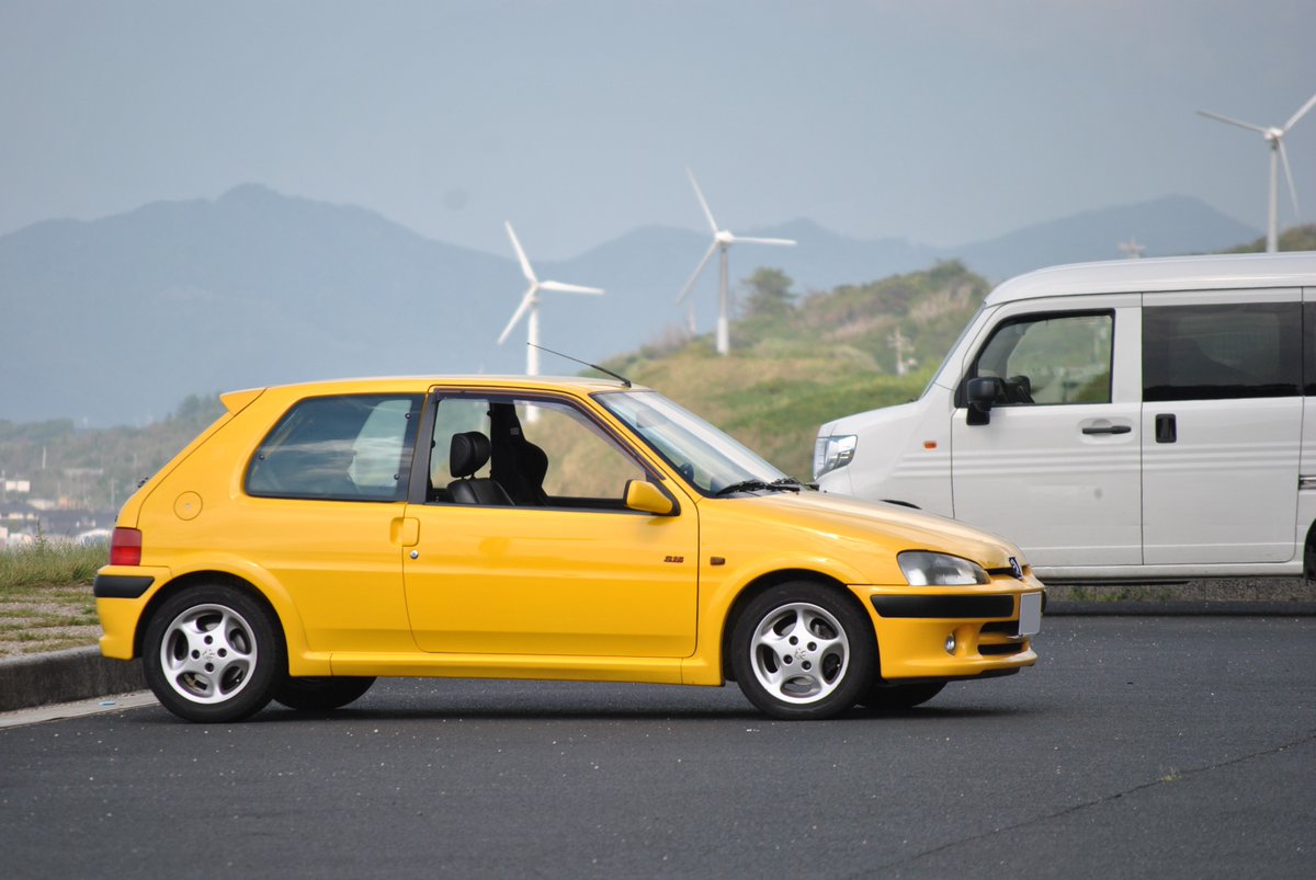 perrari2's tweet photo. 広い駐車場に車を停めるときは、なるだけ建物出入口から離れた場所を選ぶことで、帰り際に車を眺める時間を確保しています（毎回可愛さを再認識！）。 https://t.co/YOIWzeUuhI