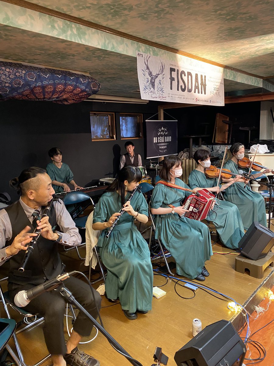 setdancepal's tweet photo. 3rd Ceili！ワルツタイムの歌が新しくて好きだったな〜！！ツーハンドダンスあり、シャンノースShow offあり、賑やかなお昼でしたね〜！安定のLabasheeda、盛り上がるWest Kerry、飛ぶAntrimたーのしー😎

Antrim Square/Labasheeda/Corofin Plain/West Kerry/Claddagh

#FisdaN #FisdaN2022 https://t.co/5qBc1fzlxO