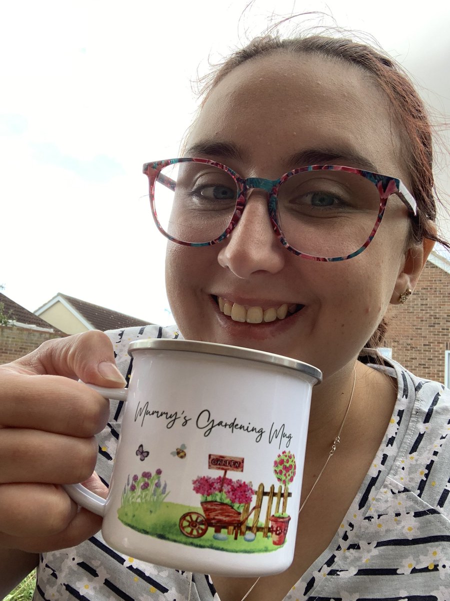 becky_bumblebee's tweet photo. Finally back out in the garden, after having to rest for so long. Feels amazing getting rid of the weeds and planting my spring bulbs ☺️🌱 https://t.co/JTNM2hNIQ8