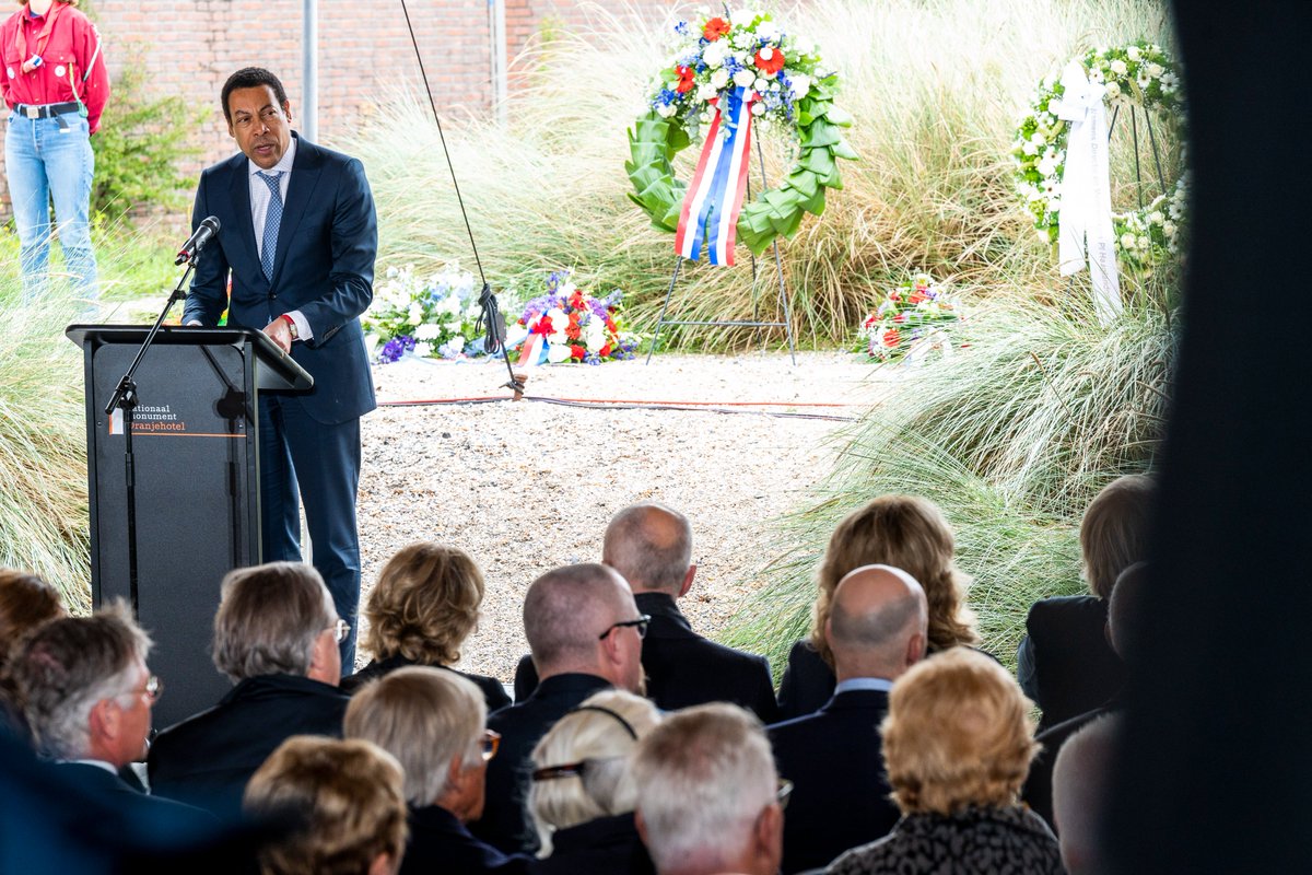 Tijdens de jaarlijkse herdenking in het Nationaal Monument #Oranjehotel legde Eerste Kamervoorzitter <a href="/Jan_Anthonie/">Jan Anthonie Bruijn</a> Bruijn samen met Tweede Kamervoorzitter <a href="/Vera_Bergkamp/">Vera Bergkamp</a> (<a href="/2eKamertweets/">Tweede Kamer</a>) een krans namens de <a href="/Staten_Generaal/">Staten-Generaal</a>.