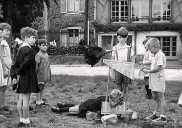 la_frantxute's tweet photo. 1930 niños Franceses jugando en la calle, sin móviles ni tablets, solamente disfrutando del momento... https://t.co/6AFligsS9I