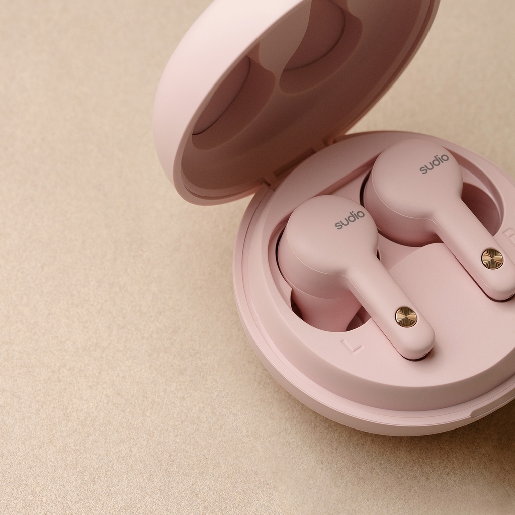 sudiosweden's tweet photo. Macaron on the outside, earbuds on the inside.
#sudio #shapingsound #macarons #A2Pink https://t.co/XaPY80hPWK