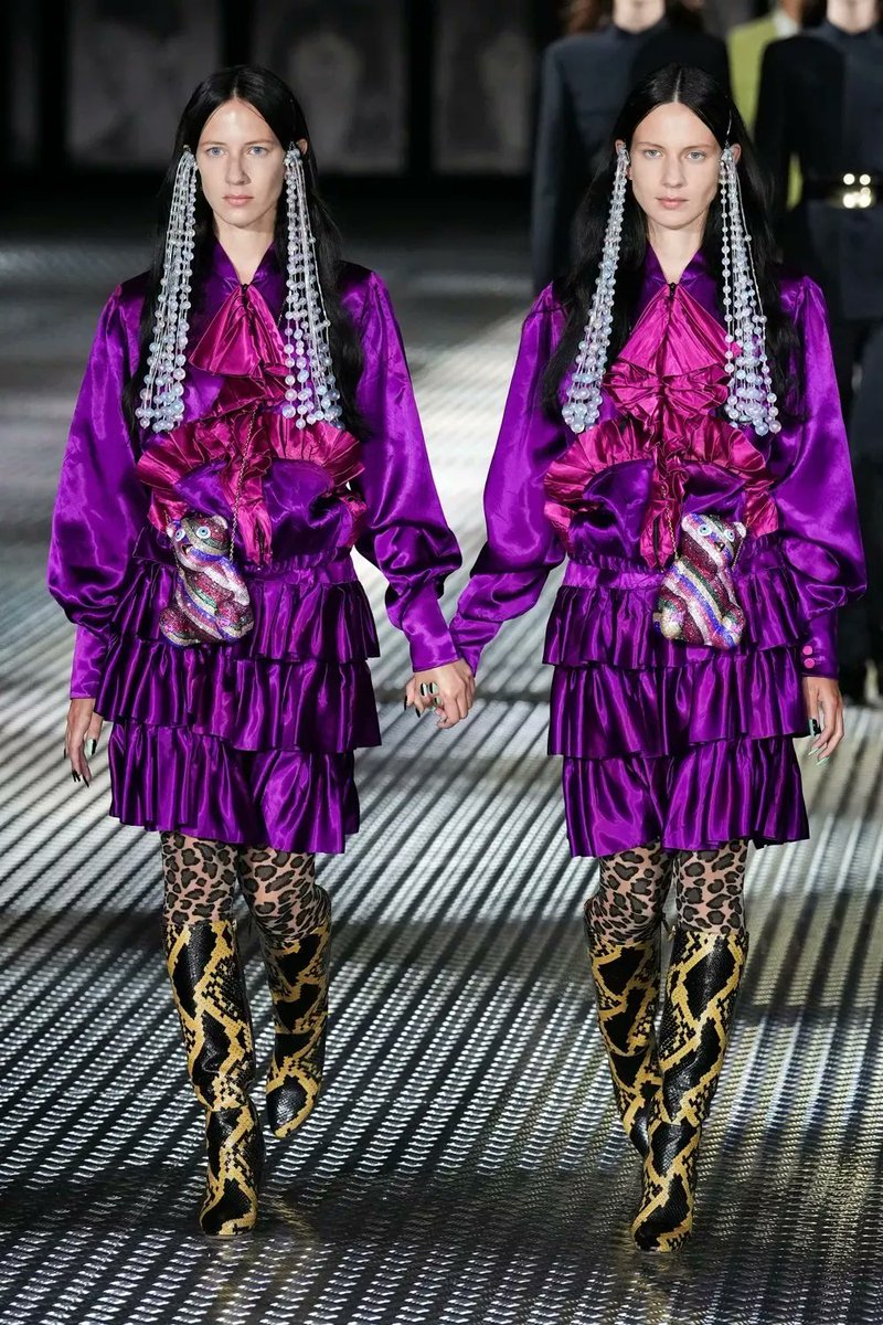Ba2louzaR's tweet photo. غوتشي Gucci  قررت أن عرض ازياءها لموسم ربيع وصيف 2023 يبقي مبتكر و مختلف في نفس ذات الوقت ففكرت في أفكار كتير وبعد تدقيق في الافكار اللي معروضه ليهم قرروا....
طيب ماتيجوا معايا نشوف كان ايه القرار، وقوليلي ايه رأيكم
#Gucci
#غوتشي
#Summer_Fashion_2023
#ازياء_صيف_2023 https://t.co/Q6eMZclI9P