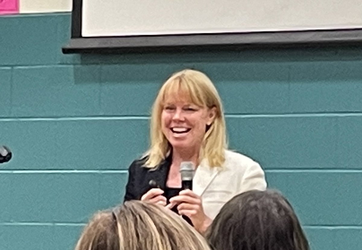 lynnahagen's tweet photo. What an amazing way to spend a Saturday!! Pure joy learning with all these educators! #mmlla #CPSBest @KristinZiemke https://t.co/0MZTEftC14