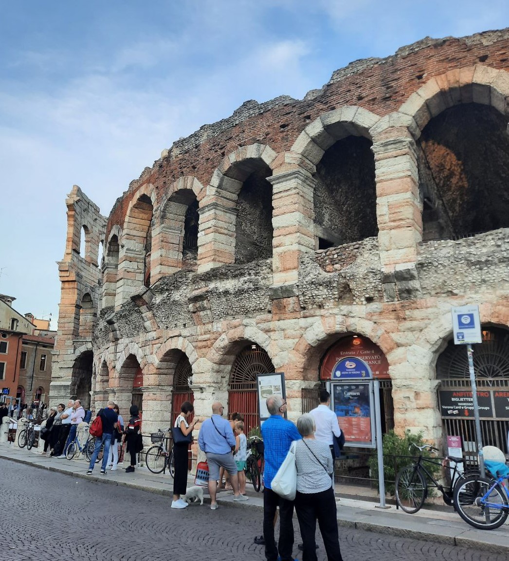 FAlisa380's tweet photo. walking tour of Verona) https://t.co/AZ1qQ5YRfP