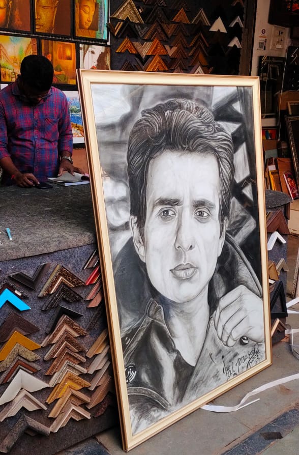 apparalaHarish's tweet photo. He don't love awards!!
Awards loves him !!!!

Man of masses 🐎

@SonuSood 🔥 https://t.co/yIt3eKcdue