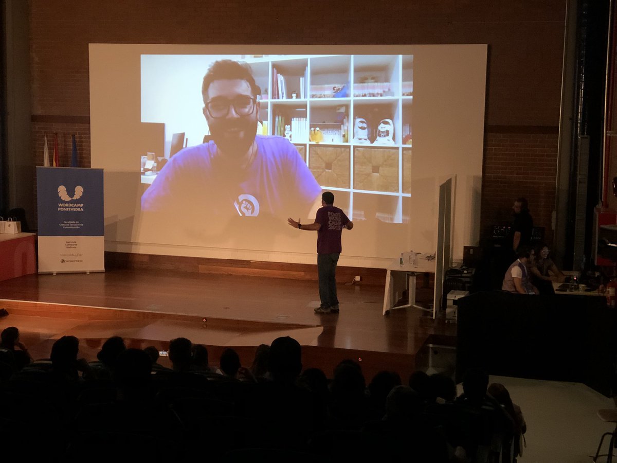pablomoratinos's tweet photo. El gran @BarberoSalazar nos está contando en la #PonteWordCamp cómo fue su experiencia liderando el primer late show de la historia de #WordPress, en #WCSpain. ¡Grande! 😂 https://t.co/VySatFnxxo
