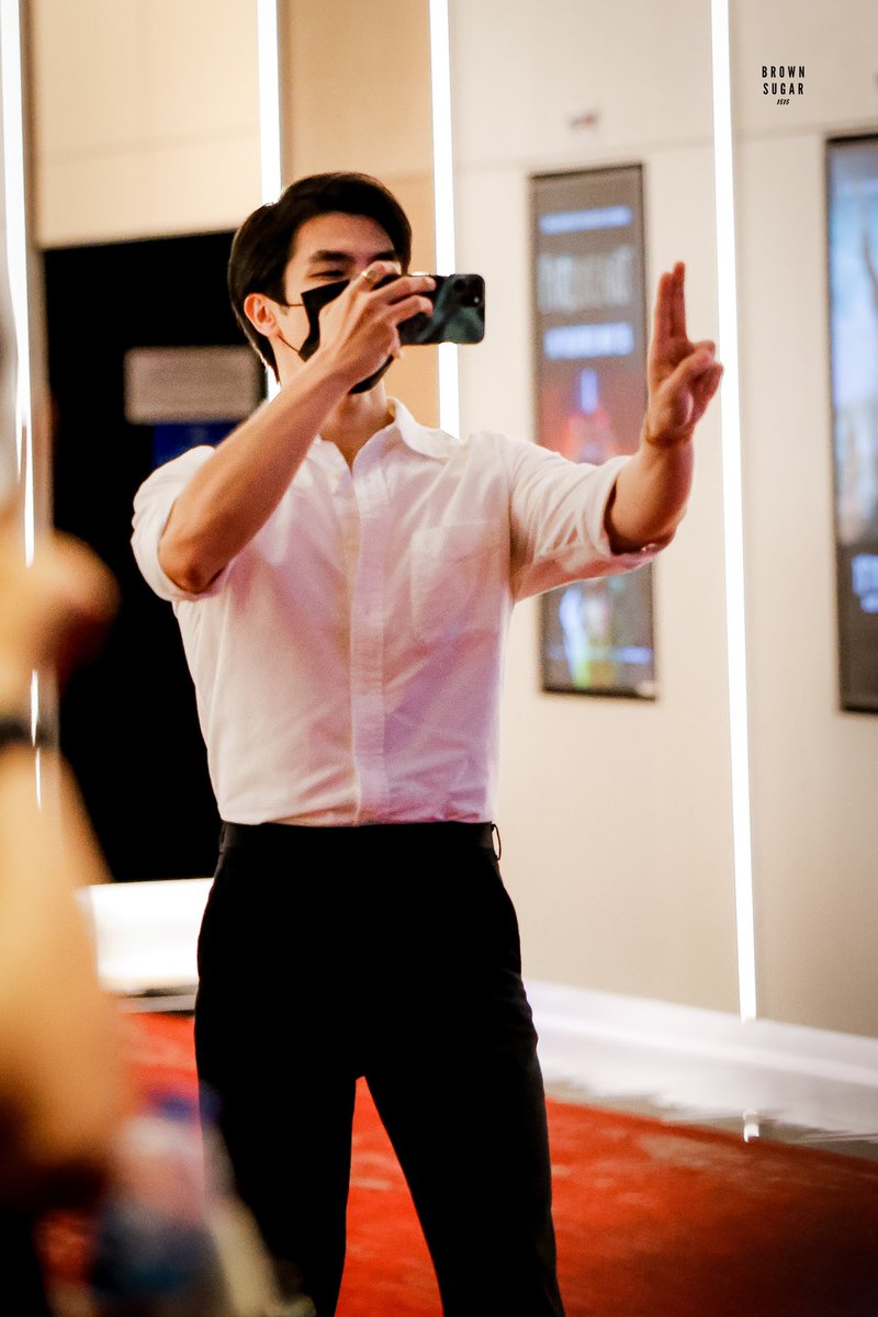 lovelymilemine's tweet photo. เมื่อก่อนเวลาชูสองนิ้วคงแยกกัน แต่ตอนนี้แยกไม่ออกละเหมือนสัญลักษณ์ประจำตัวไปแล้ว รักสองนิ้วเบียดไปแล้ว รักมาก😭💚🤍
@milephakphum
#800kSayloveมาย https://t.co/vnG2hX1uOE