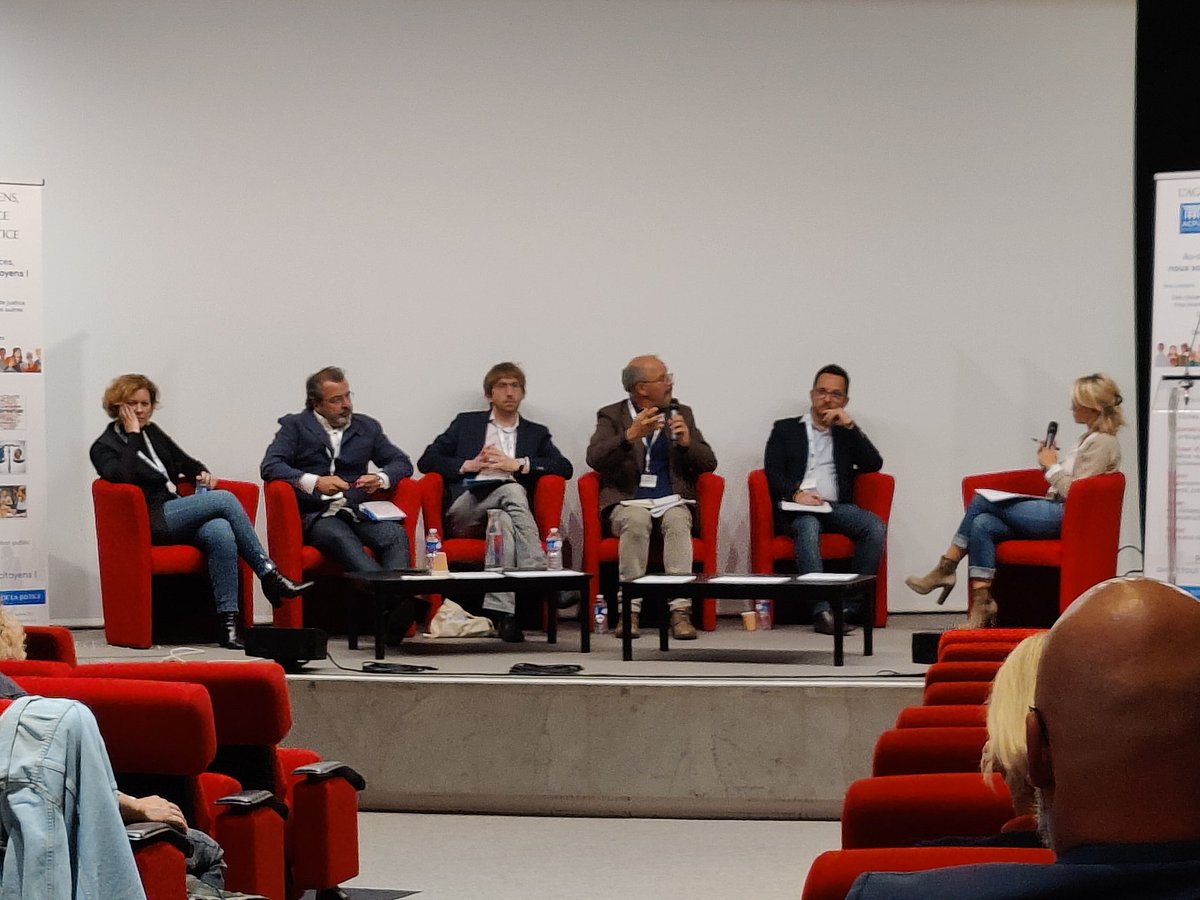 PJ_un_jour's tweet photo. 2eme table ronde. La relation entre les citoyens et la justice. @Agora_CPJ #ACPJ https://t.co/Y7u98T0h5d