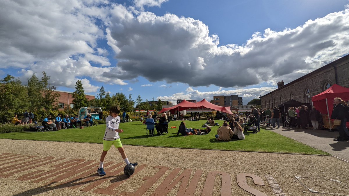 Beautiful day at the Harvest Fair in <a href="/RichBarracks/">Richmond Barracks</a> 
These events are so well organized; pop down today or tomorrow for delicious food, entertainment, inspiring discussion, and (my favourite activity) bumping into neighbours ☺️
richmondbarracks.ie/whats-on/harve…