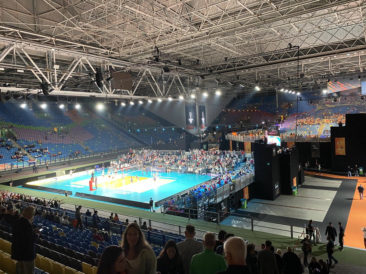 RonaldterHoeven's tweet photo. Op uitnodiging van @sportinarnhem bij de WK volleybal in @GelreDome. Wat een prachtig evenement is er neergezet in Arnhem. Dank @robertjanj voor de uitnodiging! #itselectrifying https://t.co/oUzVNVikq6
