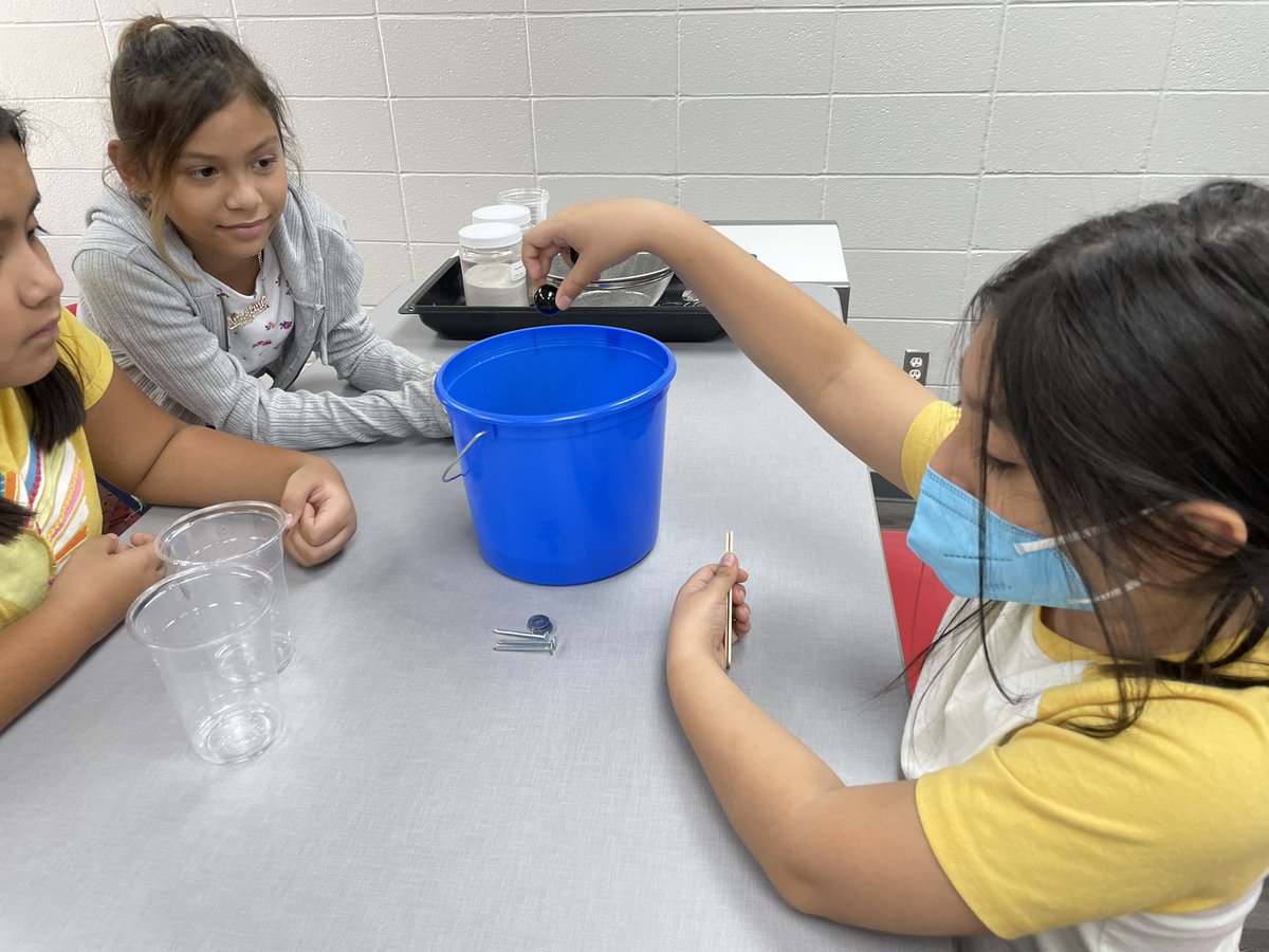 monica_torres21's tweet photo. Hands on in the Discovery Lab with mixtures and solutions happening at Travis STEM Academy! #TravisStem @TravisILC @Garcia3Diana @MrsAlmaGonzalez https://t.co/DLNEo8TIYS