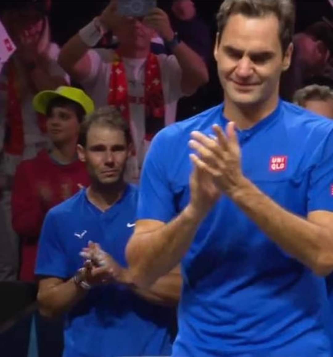 moise_mbikay's tweet photo. Leçon de vie.
Quand son rivale #RogerFederer prend sa retraite, #RaphaelNadal pleure ❤️ une image qui illustre bien amour malgré la rivalité. Je retiens de cette image que : TON PLUS GRAND RIVALE BOOSTERA TA VIE POSITIVEMENT SI DANS CETTE RIVALITÉ IL Y A L'AMOUR ET LE RESPECT. https://t.co/spXqdCjdjZ