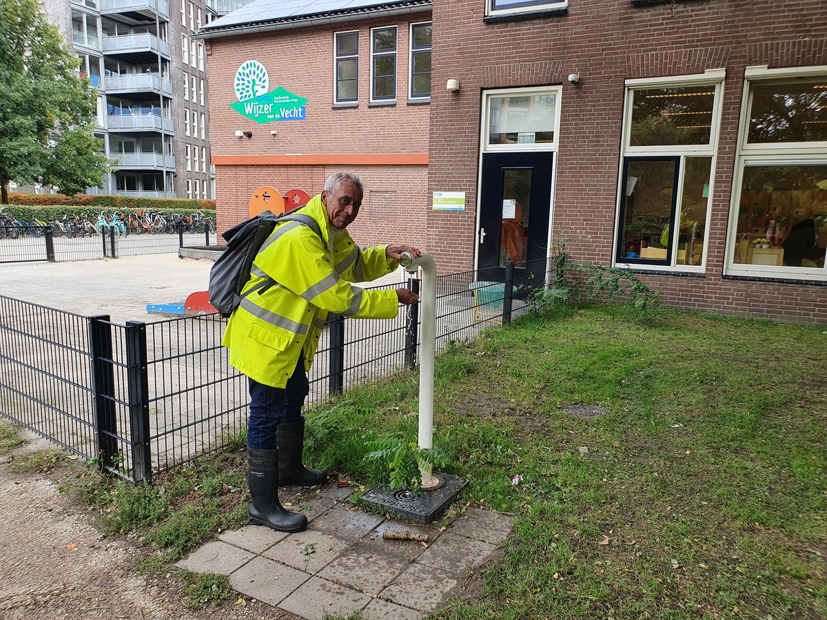 HupBerg's tweet photo. Lekker drinkwater langs de Vecht, Utrecht pad, ter hoogte van de school Wijzer aan de Vecht. Nivon geeft mooi boekje uit met kaarten voor de wandeling van de Dom weer naar de Dom. Door de provincie. #trotsopstadsbedrijven #samenutrecht #noordwestutrecht https://t.co/lIpHyeWOsP