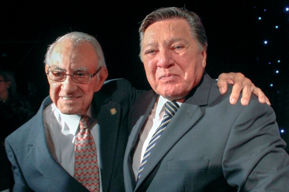 Cuando Hugo yo vivía en naguabo y estuve 6 meses sin luz y muy poca agua y saben que?recuerdo que no había el tira y jala y la histeria que causan los reporteros de hoy día porque habían reporteros cómo estos y las cosas eran muy diferentes. Asi es la vida 🤷‍♂️