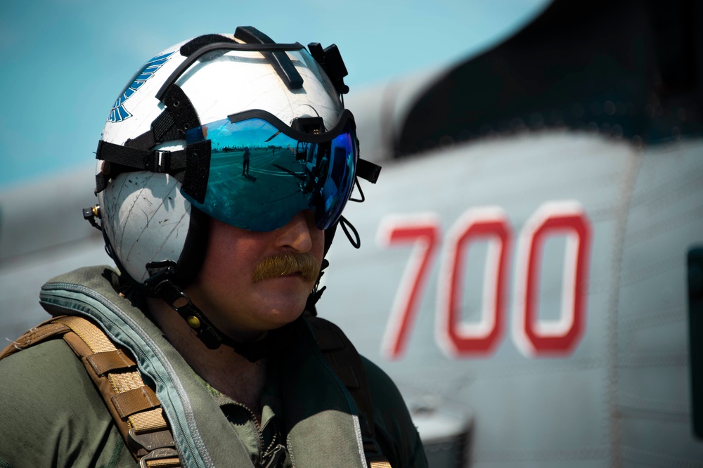 NRD_SanDiego's tweet photo. #Coronado native serves aboard #Navy warship #USSCarlVinson #CVN70
Lt. Thomas Goodwin
Assigned to the “Blue Hawks” of #HSM78, prepares for flight operations, Dec. 17, 2021.
https://t.co/5csJ5KCq8j
#ForgedByTheSea @AmericasNavy @USNavy @CVN70 @USPacificFleet @flynavy @US7thFleet https://t.co/Wx7Nbtb5E2