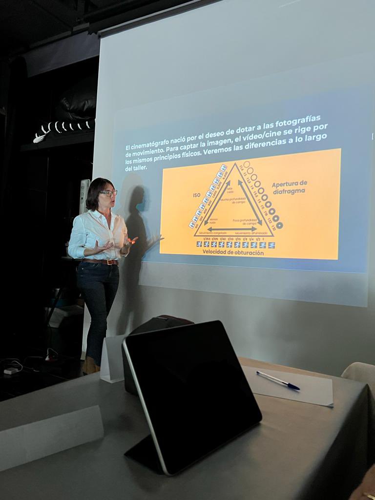 focusleon's tweet photo. Hoy en el Taller de creación de vídeo para fotógrafos con @BambaraZinema 
#FocusLeon #leonesp https://t.co/18QahOHqPW