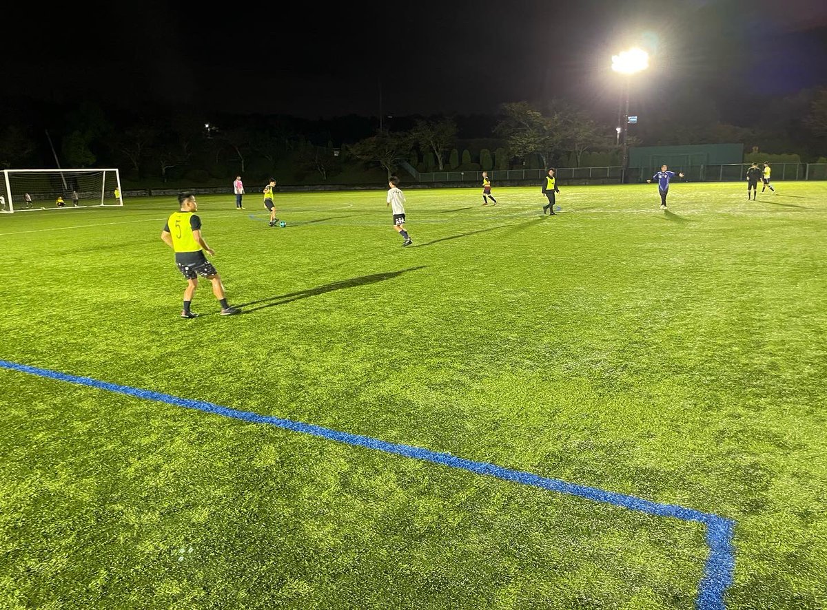 SpaerFootballA1's tweet photo. 《大人のエンジョイサッカー》

いつものフットサルコートとは違い、人工芝の広いピッチでサッカーを楽しみました✨😊

サッカー初心者から経験者まで、たくさんの方にご参加頂き、白熱した試合となりました⚽️😁👍

大人になってもサッカーを楽しみましょう🎵💪😆

#大人のサッカースクール https://t.co/pea1wRxU7a
