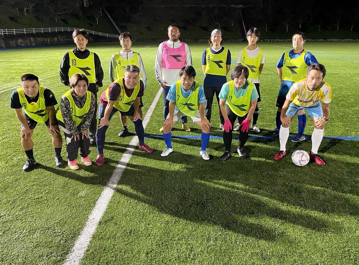 SpaerFootballA1's tweet photo. 《大人のエンジョイサッカー》

いつものフットサルコートとは違い、人工芝の広いピッチでサッカーを楽しみました✨😊

サッカー初心者から経験者まで、たくさんの方にご参加頂き、白熱した試合となりました⚽️😁👍

大人になってもサッカーを楽しみましょう🎵💪😆

#大人のサッカースクール https://t.co/pea1wRxU7a