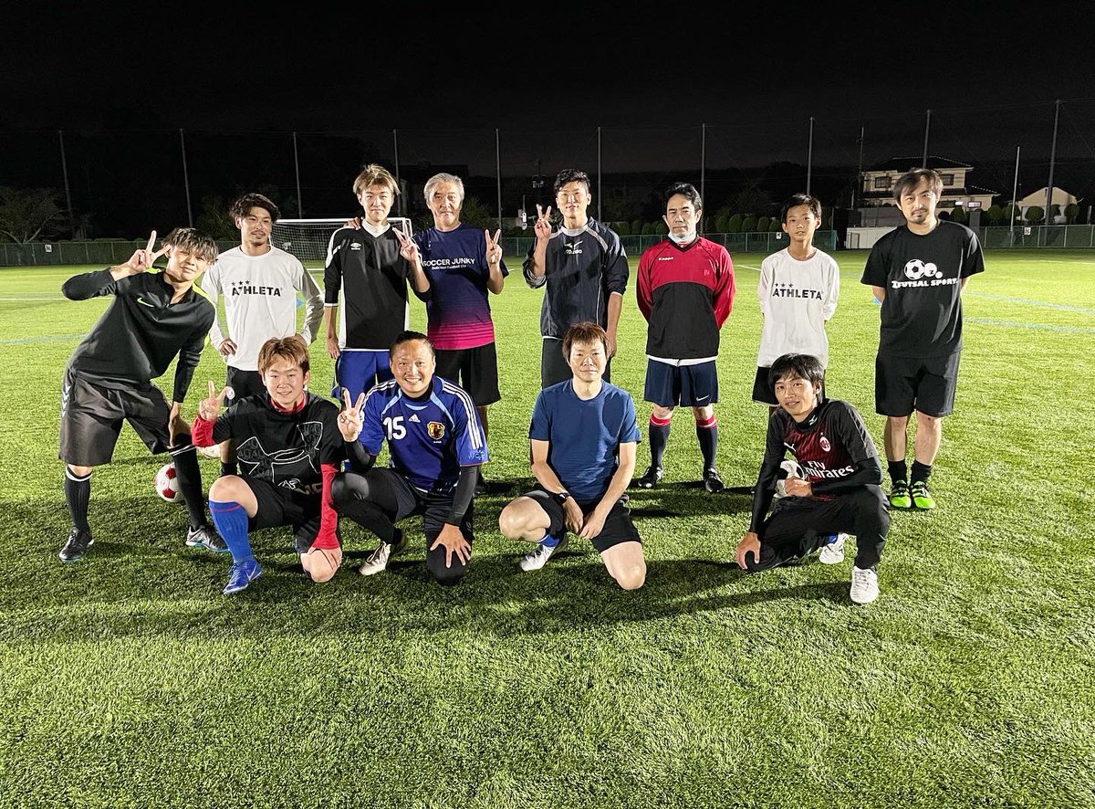 SpaerFootballA1's tweet photo. 《大人のエンジョイサッカー》

いつものフットサルコートとは違い、人工芝の広いピッチでサッカーを楽しみました✨😊

サッカー初心者から経験者まで、たくさんの方にご参加頂き、白熱した試合となりました⚽️😁👍

大人になってもサッカーを楽しみましょう🎵💪😆

#大人のサッカースクール https://t.co/pea1wRxU7a