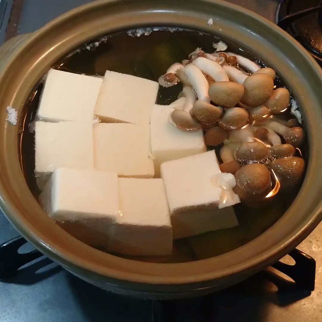 cherry_masaya's tweet photo. #mysupper #mycooking #tofu
#tastegood #healthyfood
#yudofu #japanesetraditionalmeal
#japan
#晩ごはん #湯豆腐 #さっぱりごはん
#ゆどうふ #美味しい #健康
昨晩から昆布をもどして、
お塩がはいっている土鍋
お豆腐は木綿と絹で😂
シメジもオマケ。 https://t.co/3hUMvnzH4r