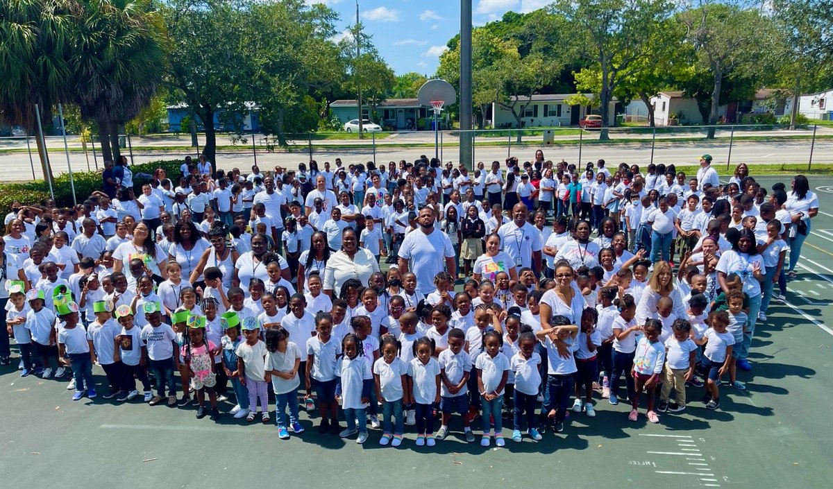 ThurgoodES's tweet photo. The Eagle's Nest stands strong for Peace Week @browardschools @ChoozPeace @PrincipalBilli1 @suptvcartwright #peaceweek2022 https://t.co/tHY3rDtCPJ