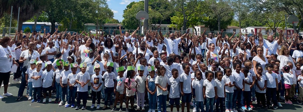ThurgoodES's tweet photo. The Eagle's Nest stands strong for Peace Week @browardschools @ChoozPeace @PrincipalBilli1 @suptvcartwright #peaceweek2022 https://t.co/tHY3rDtCPJ
