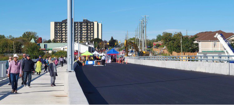 kingstonist's tweet photo. #HappeningNow: The #ThirdCrossing preview event. 
@cityofkingston asks you to remember there is no on-site parking except for accessible parking. Come walk, ride or roll to the event from 10 a.m. to 3 p.m.!
📷: @josievallier https://t.co/iHitKImNMG