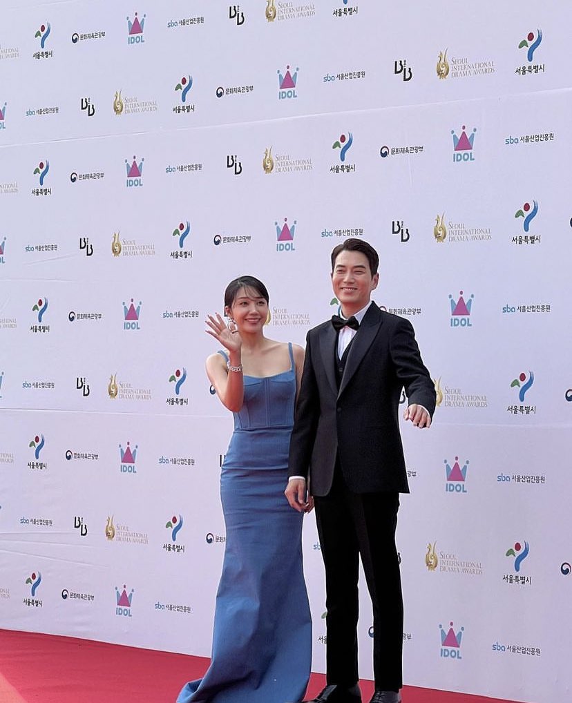 eunjiverse's tweet photo. Baby in blue for the red carpet of Seoul Drama Awards. It was such an honor to be the MC for such event alongside Joo Sangwook sunbaenim. https://t.co/rfaOcH4pVX