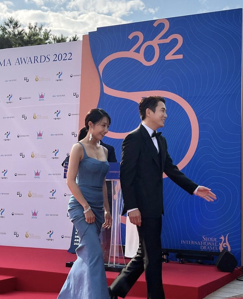 eunjiverse's tweet photo. Baby in blue for the red carpet of Seoul Drama Awards. It was such an honor to be the MC for such event alongside Joo Sangwook sunbaenim. https://t.co/rfaOcH4pVX