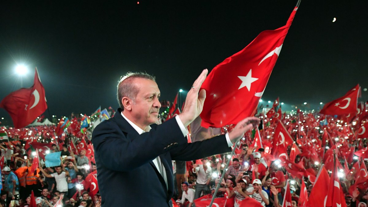 handan67777's tweet photo. " Sevdasızdan, Kavgasızdan, Öfkesizden Geri Dur.
Topuksuzdan, Tabansızdan, Ökçesizden Geri Dur.
Bir Üfürük Hissedince Sahte Pozisyon Alan,
Ot Misali Sonrasızdan, Öncesizden Uzak Dur..."
             Abdurrahim KARAKOÇ

Bu Yola Birlikte Kefenimizle Çıktık.

#SeninleyizErdoğan https://t.co/dnKPTpbihH