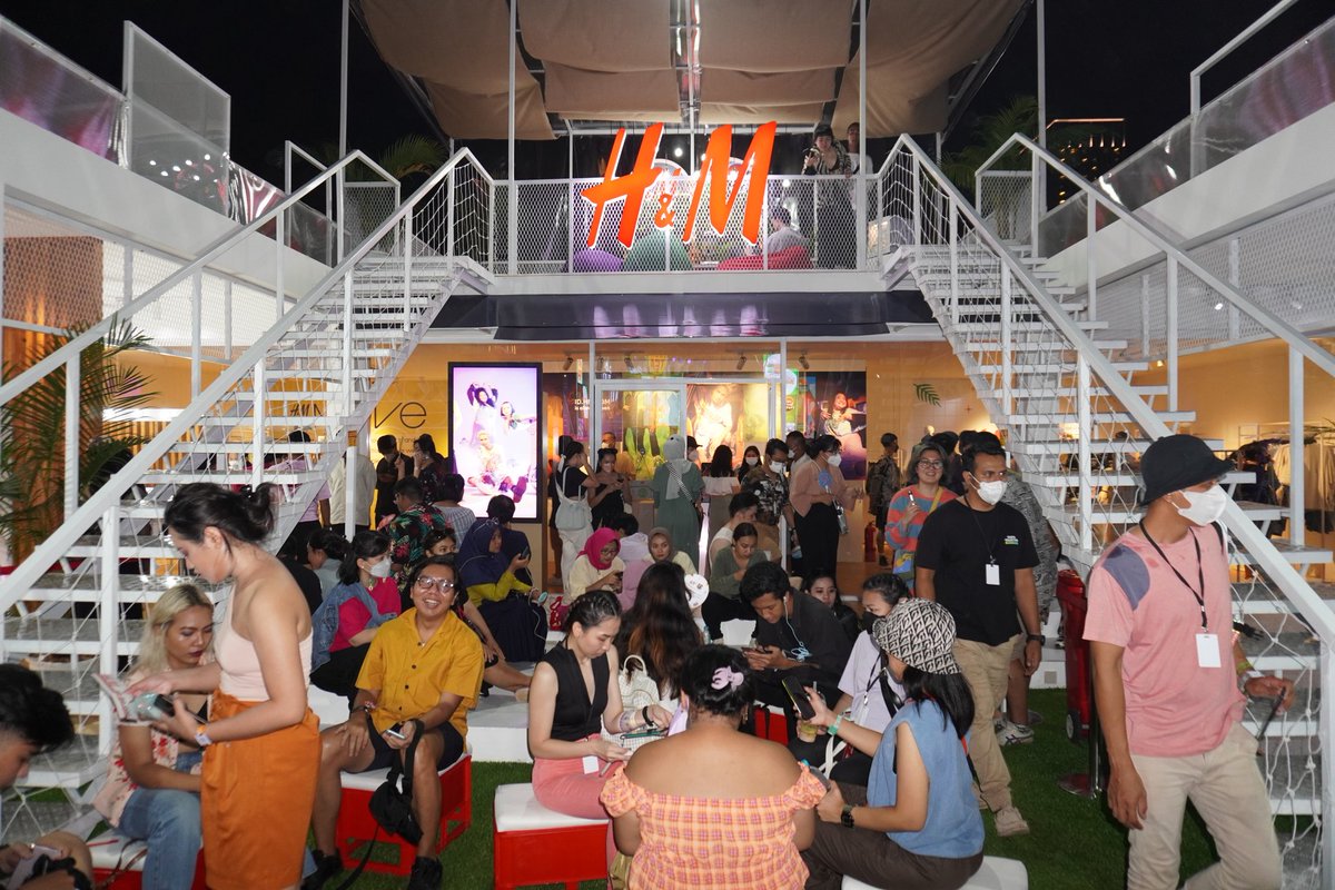 hmindonesia_'s tweet photo. Looks like we are having a full house kinda situation in here, and we are LOVING IT! Join us and let's visit our #WETHEFESTxHM booth! https://t.co/FgeF9YDY8b