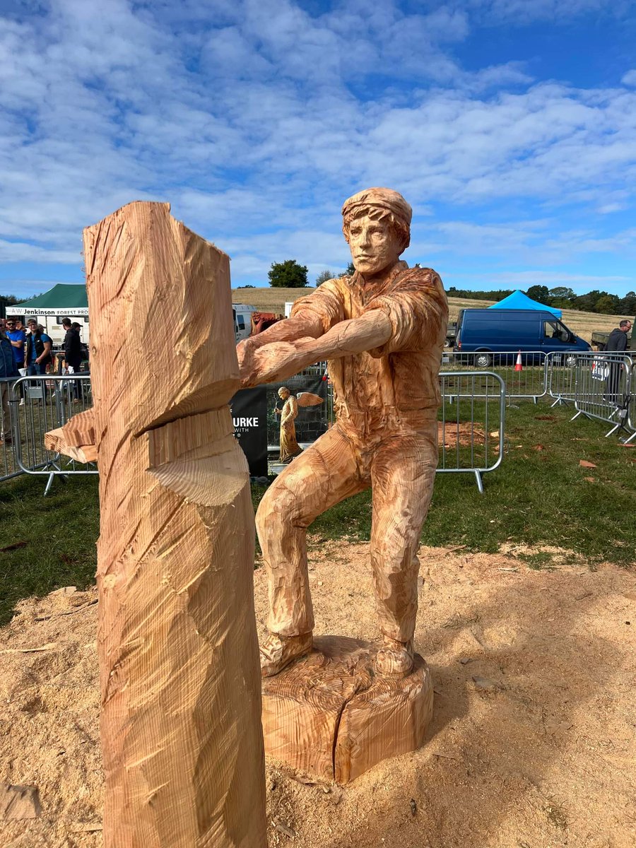 Last day of APF Exhibition 2022!

Finished this earlier today: man with an axe, from around the turn of the 20th century.

apfexhibition.co.uk

#chainsawcarving #chainsawart #treecarving #publicart #sculpture #lumberjack #manatwork #APF #apfexhibition #APF2022