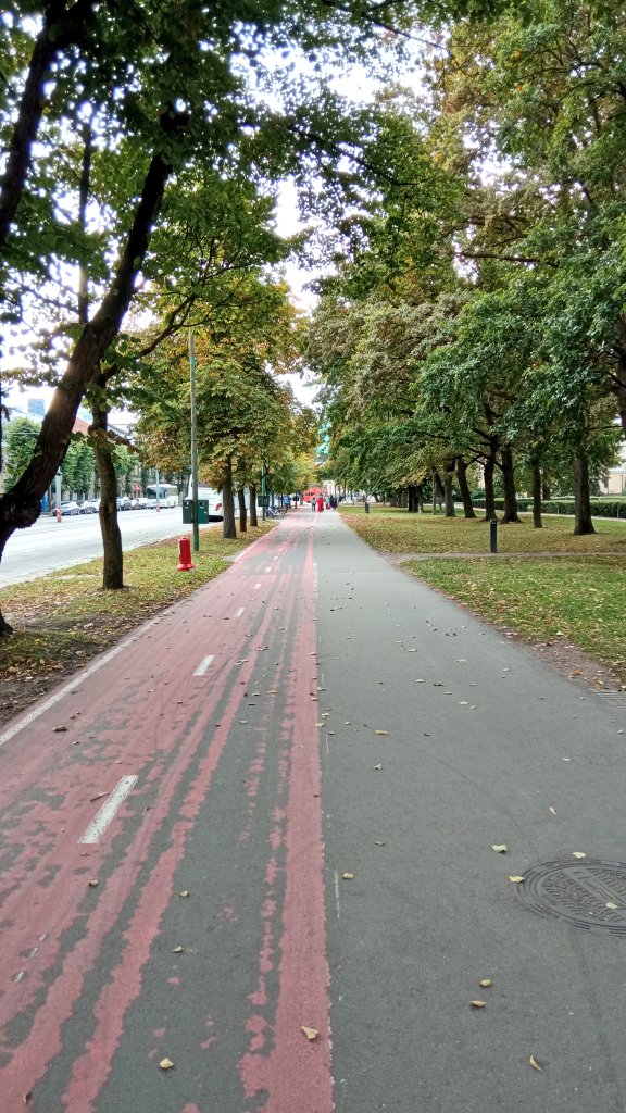 P_Przyborowski's tweet photo. Tallinn. 🇪🇪 Skandynawski styl z elementami wschodniego klimatu. Bardzo przyjemne i kompaktowe miasto, ze świetnymi ścieżkami rowerowymi, uroczą starówką i ogromnym portem. Ceny przyzwoite, pogoda we wrześniu wciąż ok, można powiedzieć, że jest to udany początek #BalticTrip. 👌 https://t.co/rFJbKjun0L
