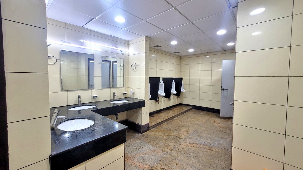 Traveler_1603's tweet photo. 🔥🔥 Delhi Governance 🔥🔥

Just look at the Photos of the Delhi Govt Hospital.This looks beautiful, clean &amp; elegant.

AAP govt is consistently spending more than 13% of the budget on Free &amp; Quality Healthcare.

Thankyou @ArvindKejriwal @msisodia @SatyendarJain 

Jai Hind 🇮🇳🇮🇳 https://t.co/6fVt5ts40k