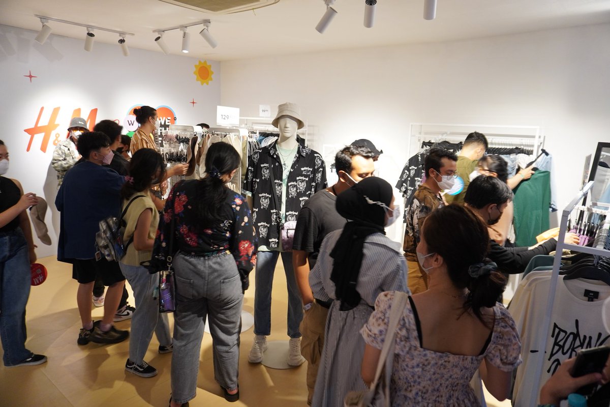 hmindonesia_'s tweet photo. Looks like we are having a full house kinda situation in here, and we are LOVING IT! Join us and let's visit our #WETHEFESTxHM booth! https://t.co/FgeF9YDY8b