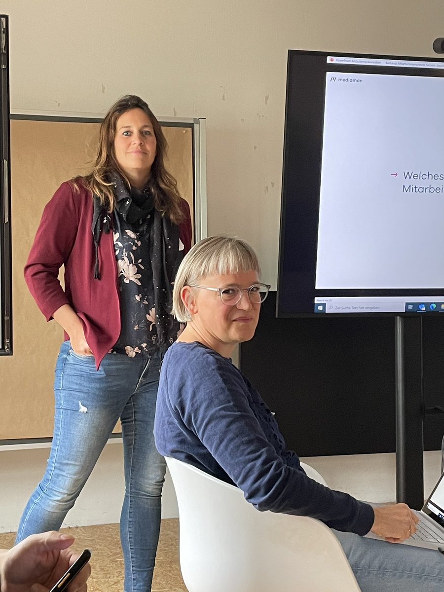 schwarzwildinfo's tweet photo. .@BrauseKitty &amp; @StefanieKoeh erklären nun beim #bcrm22, wie mehr aus Mitarbeitergesprächen herauszuholen ist.
#führung #wertschätzung https://t.co/T5IvdlOQDr