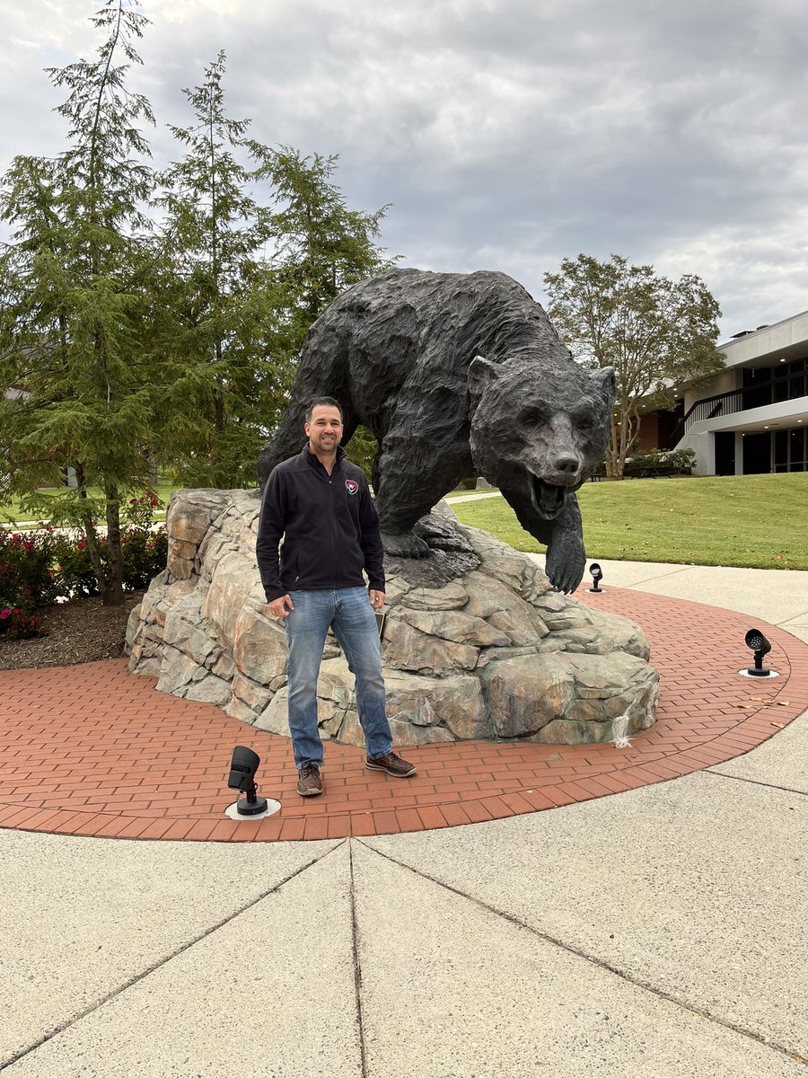 lucchi78's tweet photo. Back in my den for the weekend #ProudAlum #OnceaBearAlwaysaBear 🐻 https://t.co/7qfEx9Zf59