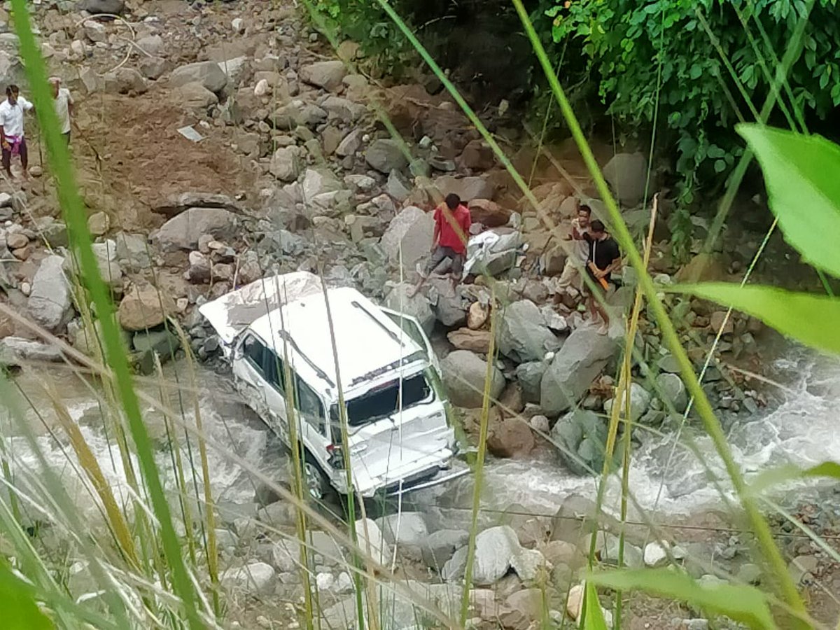 arunachaltimes_'s tweet photo. Workers engaged in lifting up a #MahindraScorpio, using a crane, a day after the vehicle had been washed away by the Chako Nallah in between #Chiputa and #Soppo villages on Friday. https://t.co/NG4oCPW85n