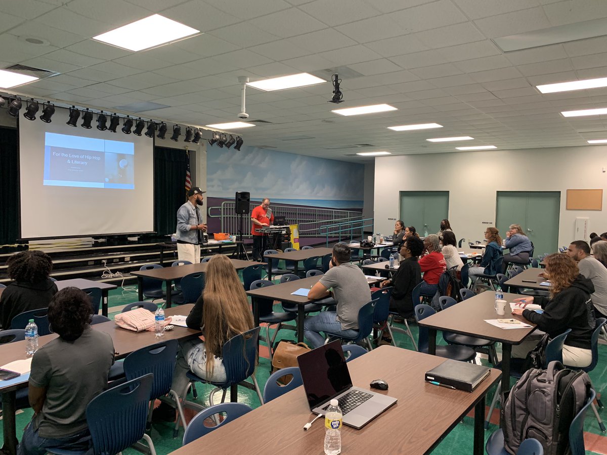 JTFoundation99's tweet photo. Our @bluapplePoetry Educator Orientation is in full swing! More than 20 teachers from across the network arrived at 8:30 AM for a full day of enlightenment from our #bluapple team. Here they are participating in a #HipHopEd workshop presented by @BrianKnowles777. #community https://t.co/PRjxmIlITY