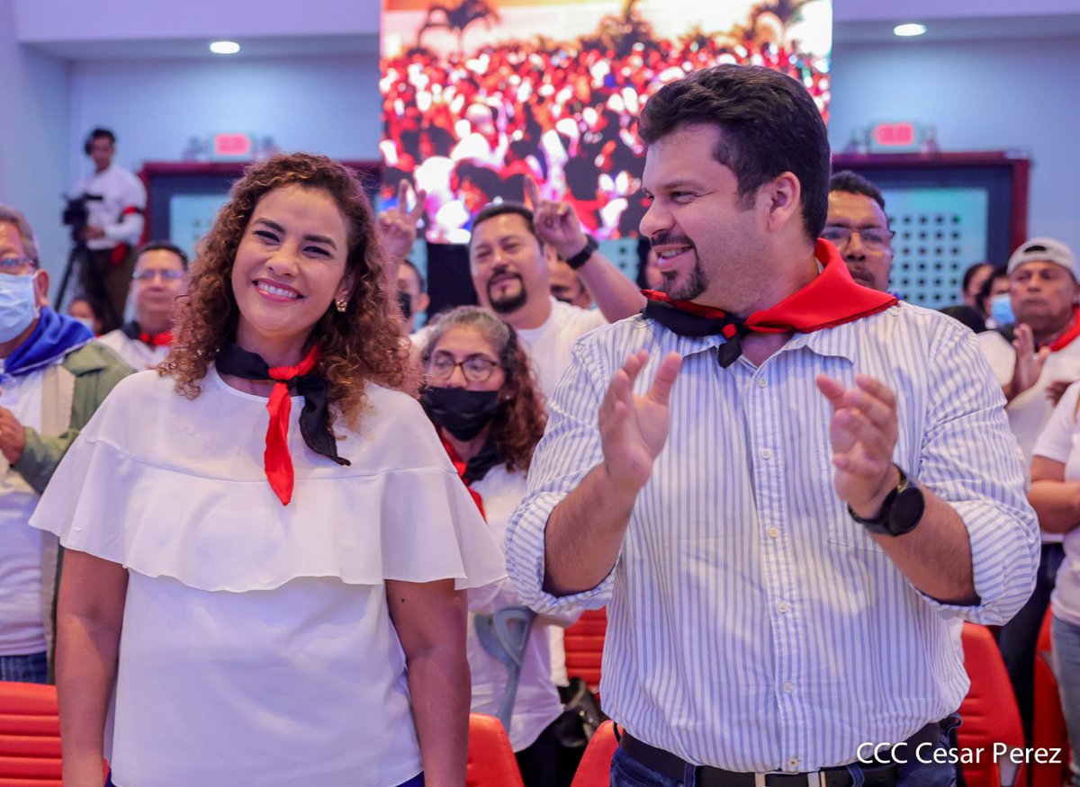 Quédate con quién te mire así: Así como Fidel ve con admiración a la Reyna Rueda, y así como nuestra alcaldesa le sonríe al pueblo, que linda! Que sonrisas más genuinas; respeto, camaradería, compromiso, compañerismo, amistad. 📸: Cesar Pérez #Nicaragua #UnidosEnVictorias