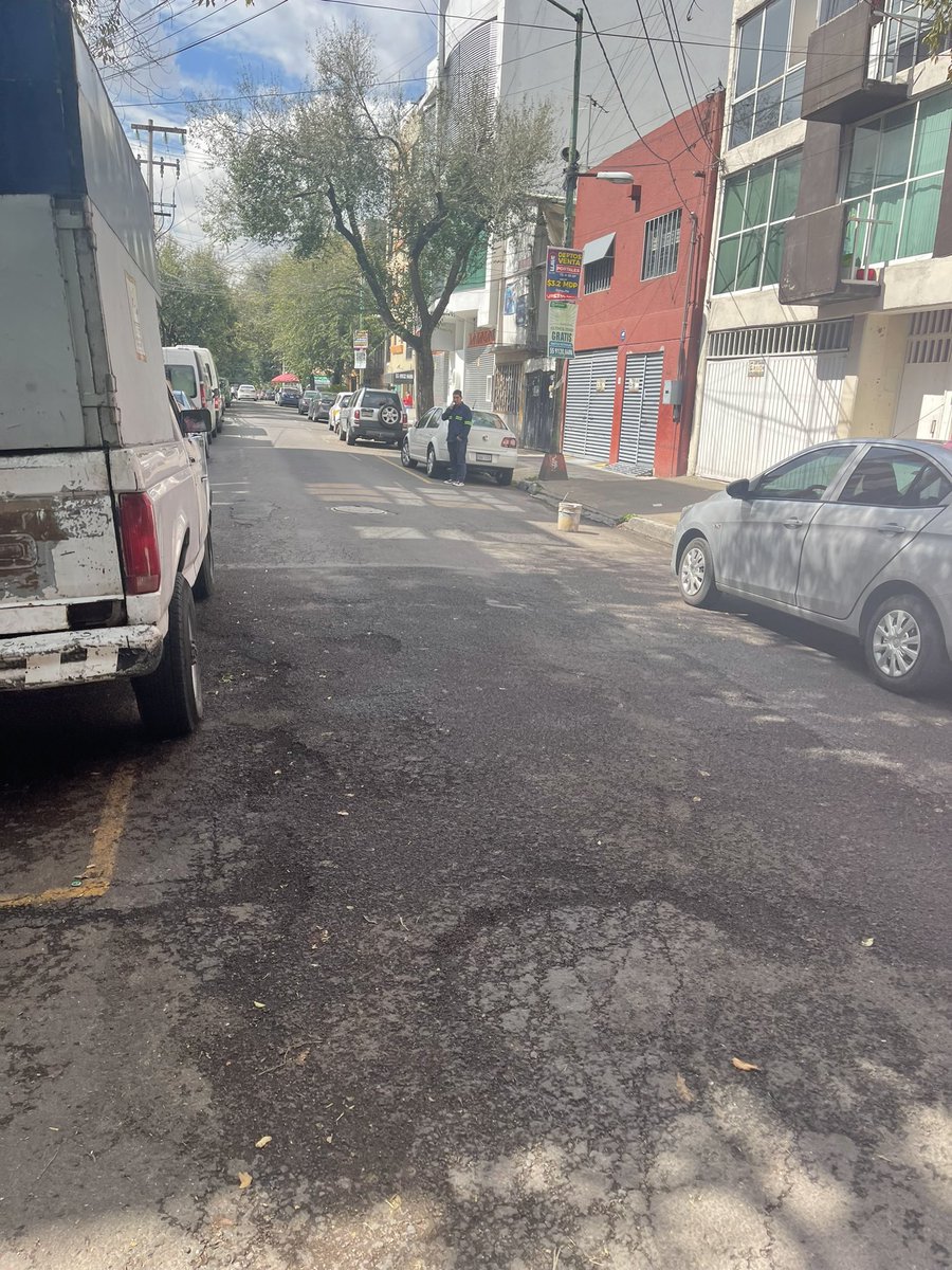 BrianChavarria's tweet photo. @AccionesBJ reporte de bacheo sobre Saratoga Portales Norte antes y pasando Emperadores, su apoyo por favor! ☀️ https://t.co/aUbSL4miND