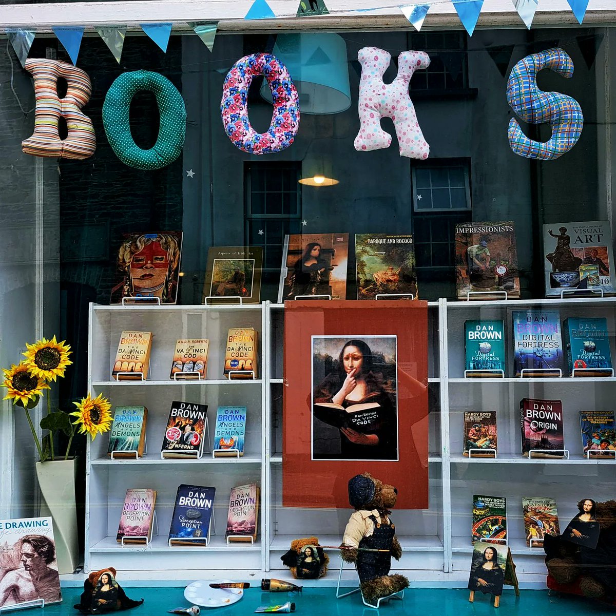 nr_book_shelter's tweet photo. The Mona Lisa does not look too impressed with the Da Vinci Code. It's not that bad, girl!
This week's window display is a reminder not to donate any more Dan Brown books as I have loads of them, and they don't even all fit into the window
#newwindowdisplay #secondhandbooks https://t.co/rYxdorcspK