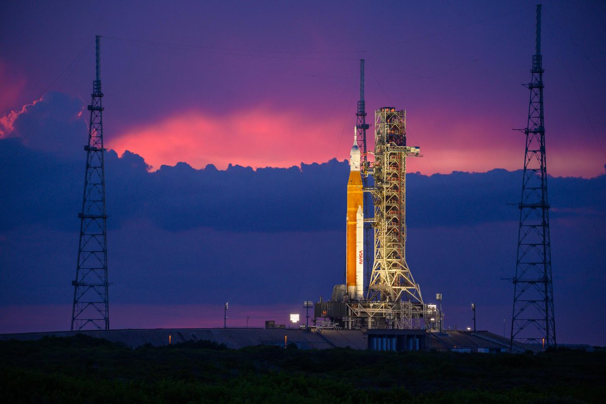 JimFree's tweet image. Thanks to our partners at @NOAA, @SpaceForceDoD, &amp;amp; @NHC_Atlantic and their high-quality forecasting, we&apos;re standing down from our Sept 27 #Artemis launch attempt. To protect our employees and the integrated stack, we will begin configuring the vehicle to roll back. (1/2)