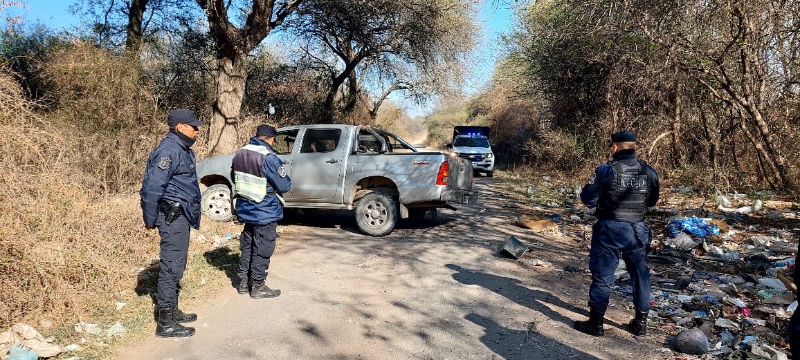 prensapolsal's tweet photo. 🚨ATENCION🚨
➡️Con un gran despliegue de recursos y el importante aporte de las #CVV a través del seguimiento se logró recuperar una camioneta que había sido sustraída en barrio Primera Junta. El presunto responsable quedó a disposición de la #Justicia.
https://t.co/TJW3fVjoP4 https://t.co/MW3CTJG3MM