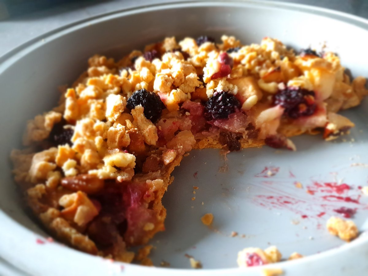 MrsPragmatic's tweet photo. Felt like having something sweet but with a hint of sour. Apple pie with blackberries, nuts, raisins and sweeten with honey and coconut cream #homemade #foodie #cookonglive #experimentwithfood #applepie #twitchstreamer https://t.co/olkOtUgf63