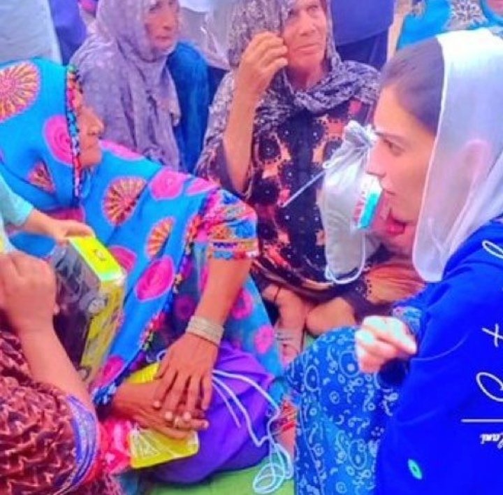 Aphroistic_'s tweet photo. BB @AseefaBZ visited village mirza farrukh baig nawabshah she meets with flood affected families and distributed ration bags and other goods among the women and children. ❤️
#PakistanFloods https://t.co/5niJZ2Ch4o