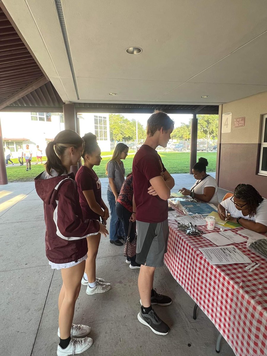 MiddletonCheer's tweet photo. Cheerleaders stopping by the college and career expo #mhscheer #TigerPride https://t.co/Sv78hf91tY