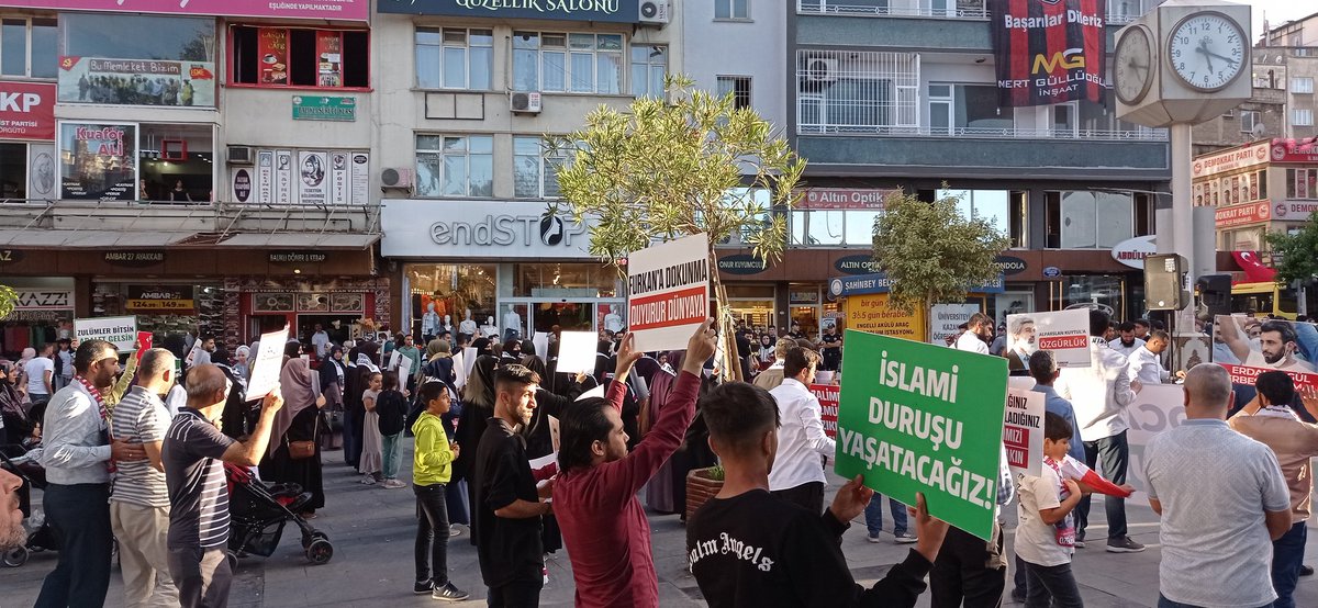 FurkanDerGAntep's tweet photo. Gaziantepli Furkan Hareketi mensupları olarak, siyaseten tutuklanan Alparslan Kuytul Hocaefendi ve 9 kardeşimiz için #BalıklıParkMeydanı nda Basın Açıklaması gerçekleştiriyoruz.

- 24 Eylül 2022

Basın Açıklaması
#AlparslanHocayaÖzgürlük

Canlı Yayın: https://t.co/XJnLoQjsBv https://t.co/lDNwUBNqT1